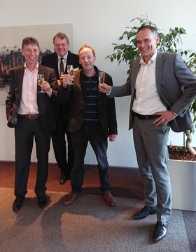 Indutrade Benelux en Zijtveld Grijpers proosten op de overname.jpg